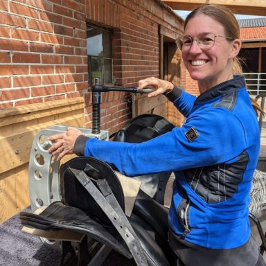 Saskia Hunder passt Kammerbreite eines Schleese Sattels mit der Baumpresse an – mobile Sattelanpassung vor Ort