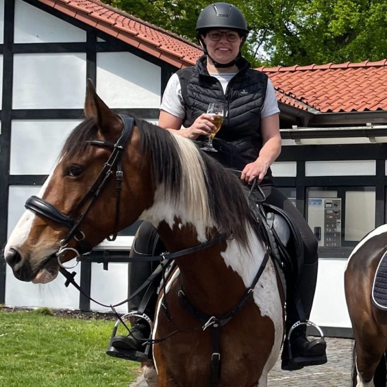 Zufriedene Kundin zu Pferd nach erfolgreicher Sattelanpassung – Saddlefit 4 Harmony