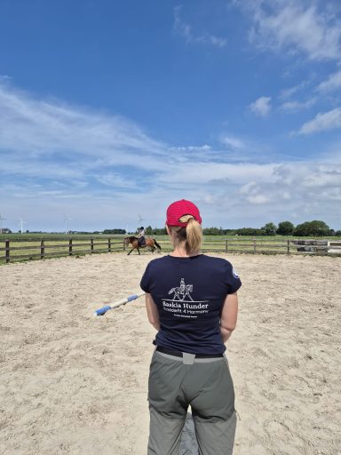 Saskia Hunder beobachtet Reitprobe bei der Sattelanpassung – mobile Sattelergonomin